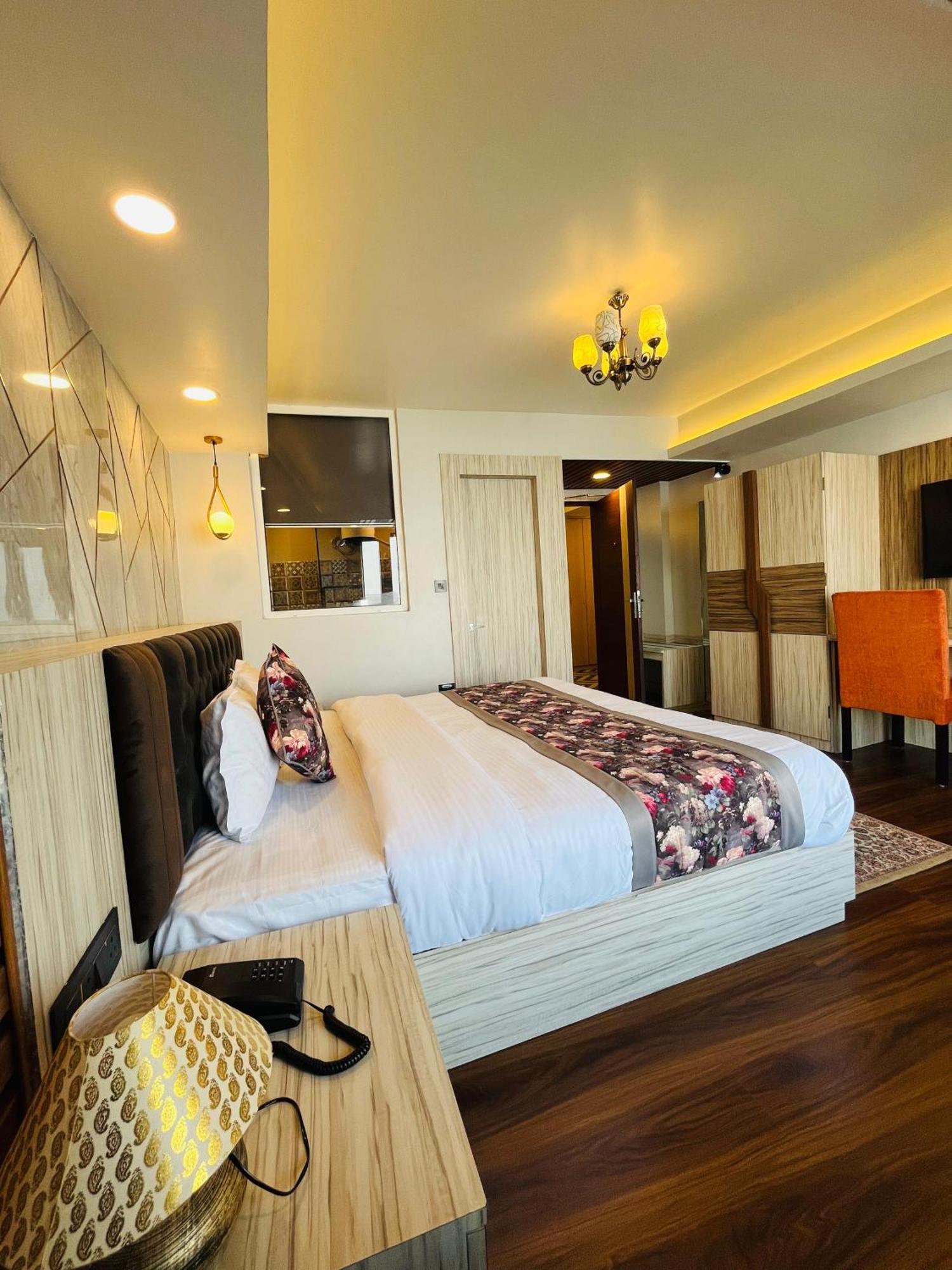 Luxury Stay At Hotel Broadway Boutique Mall Road Chowrasta Near Mahakal Temple Дарджилинг Экстерьер фото