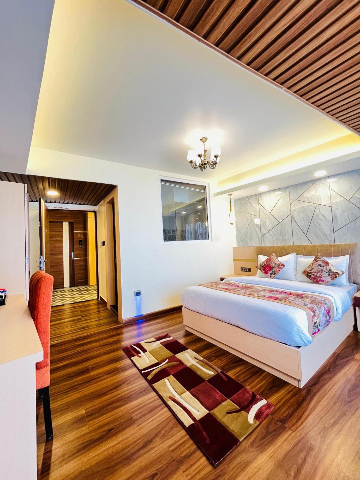 Luxury Stay At Hotel Broadway Boutique Mall Road Chowrasta Near Mahakal Temple Дарджилинг Экстерьер фото