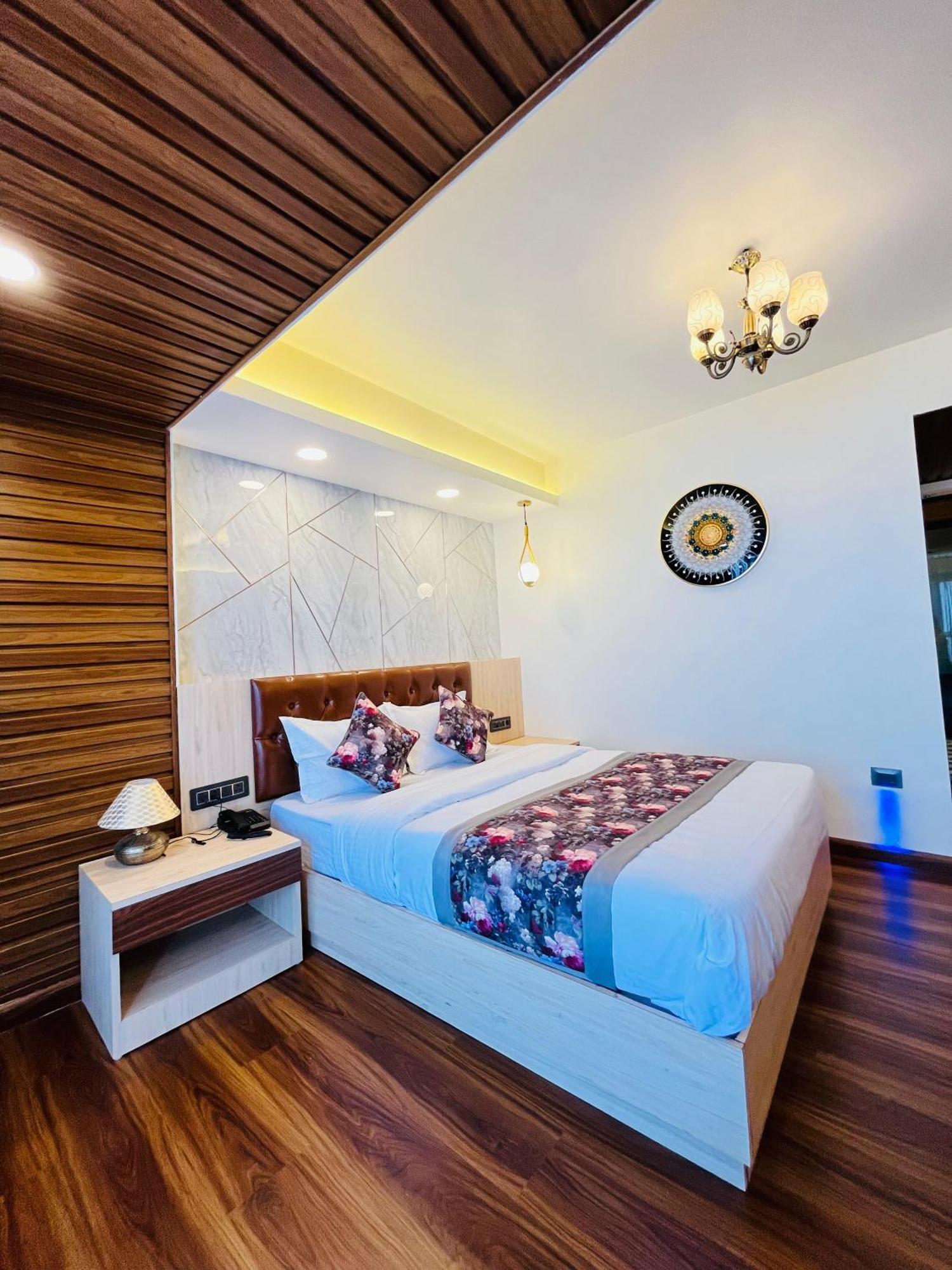 Luxury Stay At Hotel Broadway Boutique Mall Road Chowrasta Near Mahakal Temple Дарджилинг Экстерьер фото