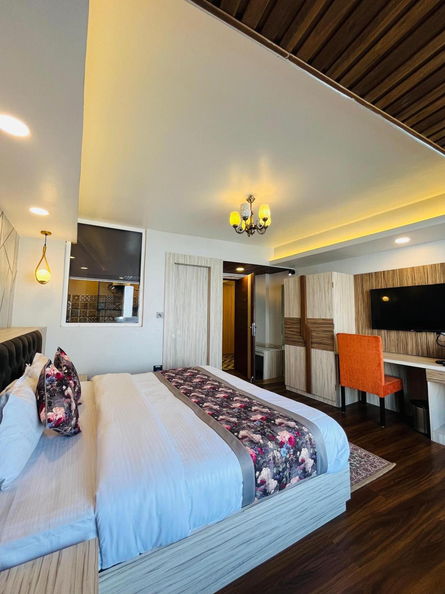 Luxury Stay At Hotel Broadway Boutique Mall Road Chowrasta Near Mahakal Temple Дарджилинг Экстерьер фото