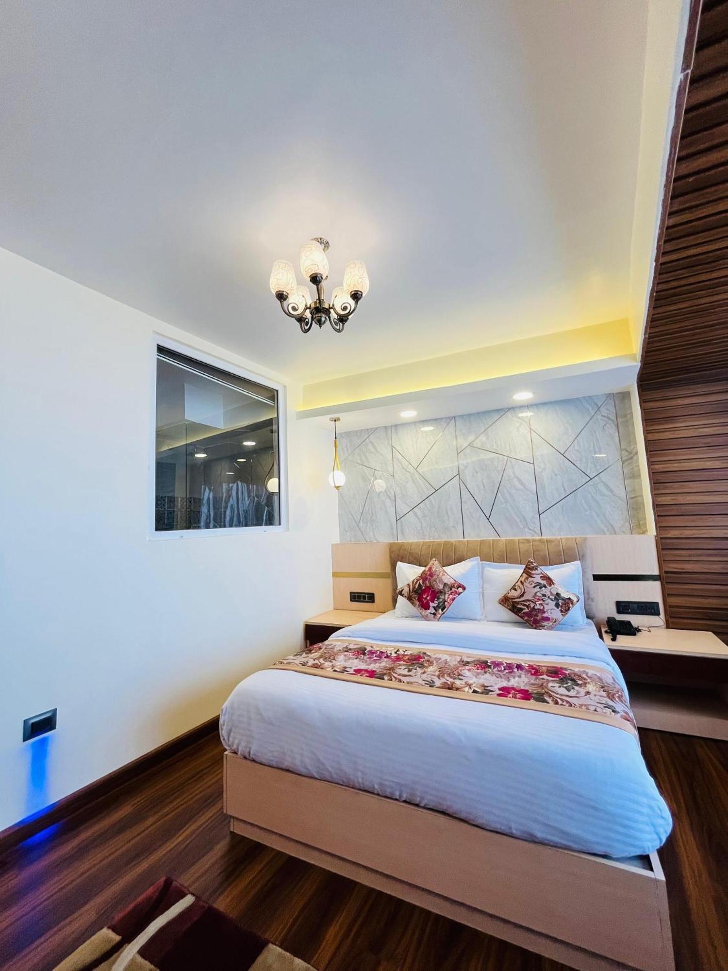 Luxury Stay At Hotel Broadway Boutique Mall Road Chowrasta Near Mahakal Temple Дарджилинг Экстерьер фото