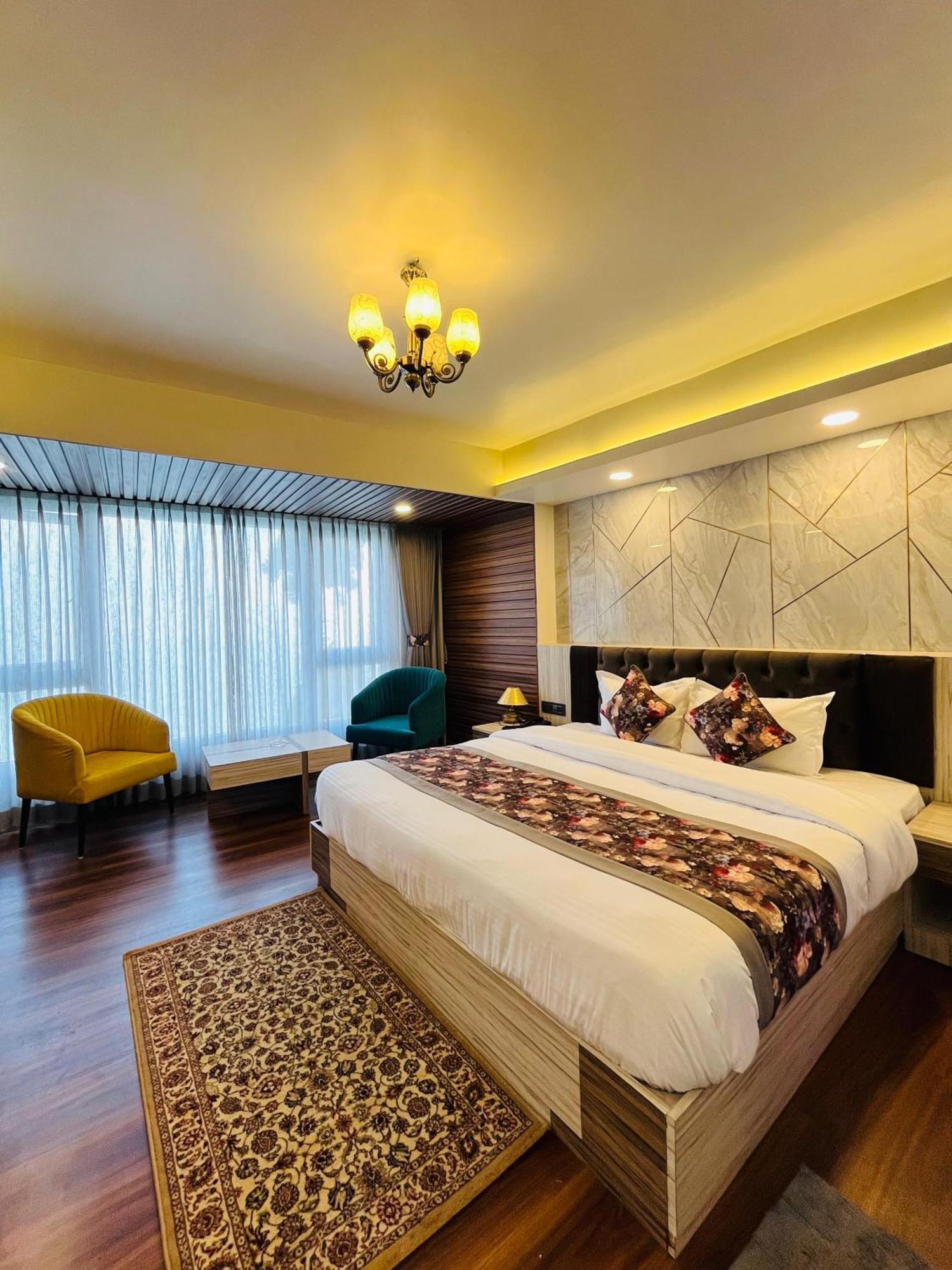 Luxury Stay At Hotel Broadway Boutique Mall Road Chowrasta Near Mahakal Temple Дарджилинг Экстерьер фото