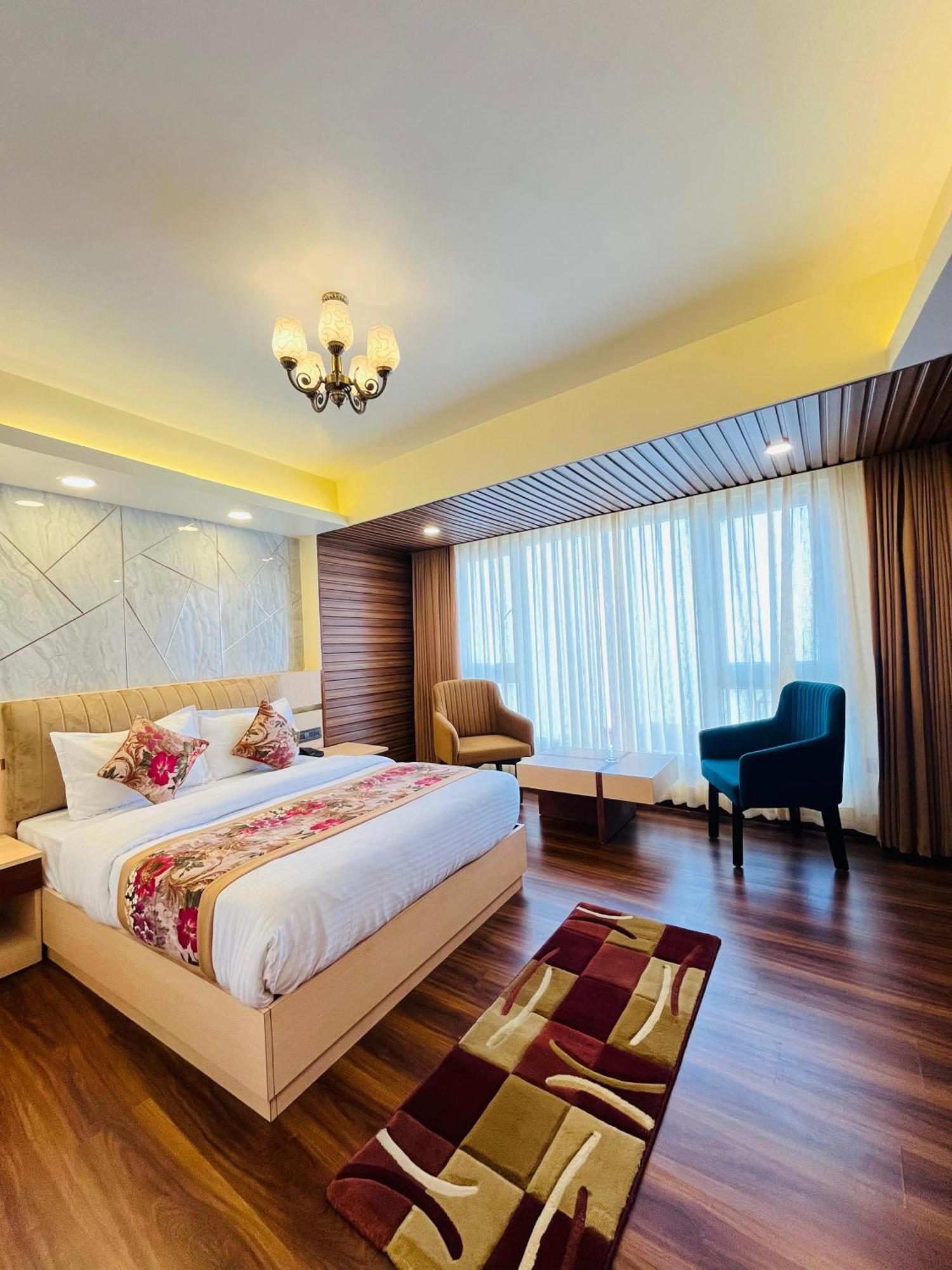 Luxury Stay At Hotel Broadway Boutique Mall Road Chowrasta Near Mahakal Temple Дарджилинг Экстерьер фото