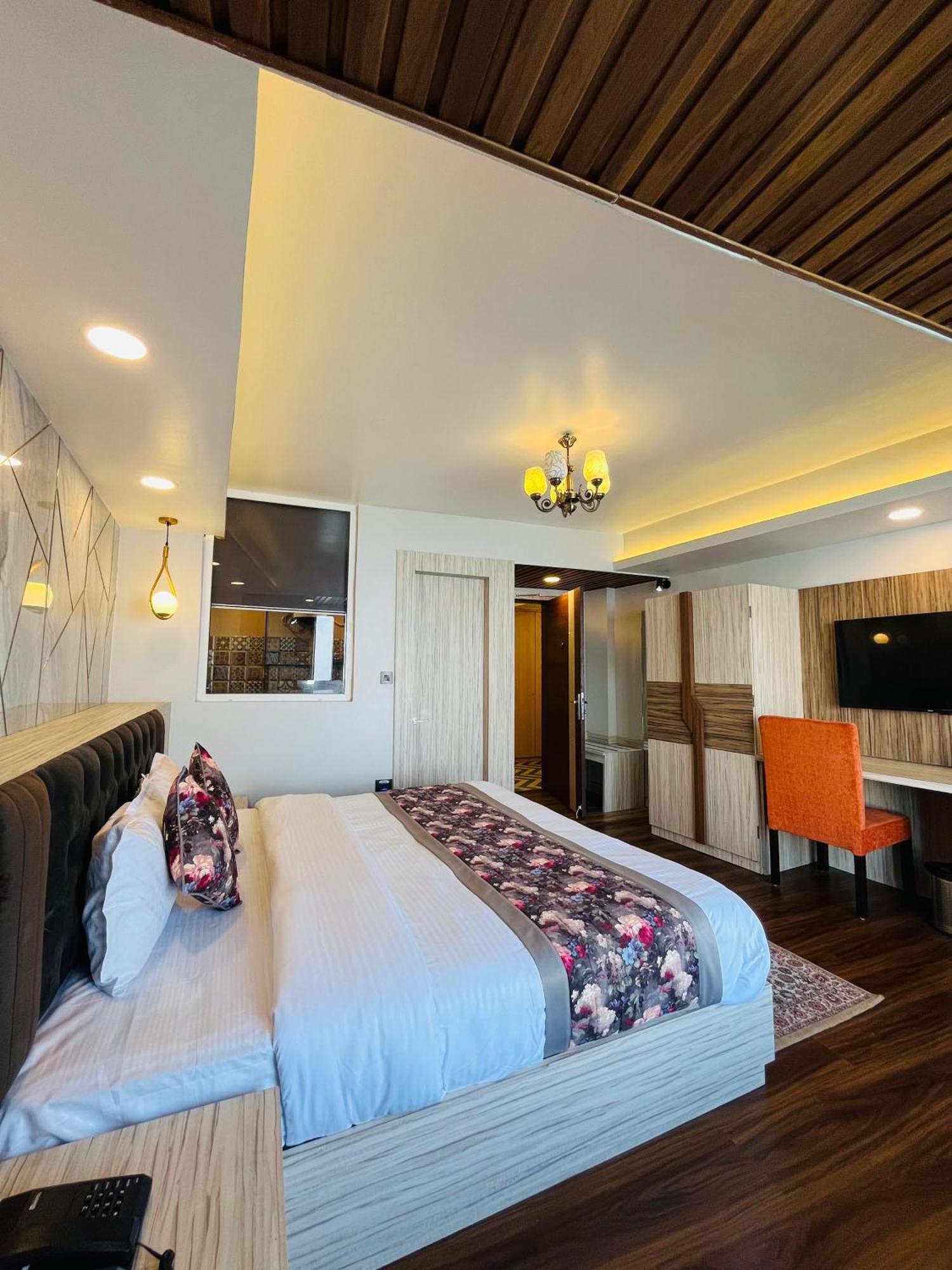 Luxury Stay At Hotel Broadway Boutique Mall Road Chowrasta Near Mahakal Temple Дарджилинг Экстерьер фото
