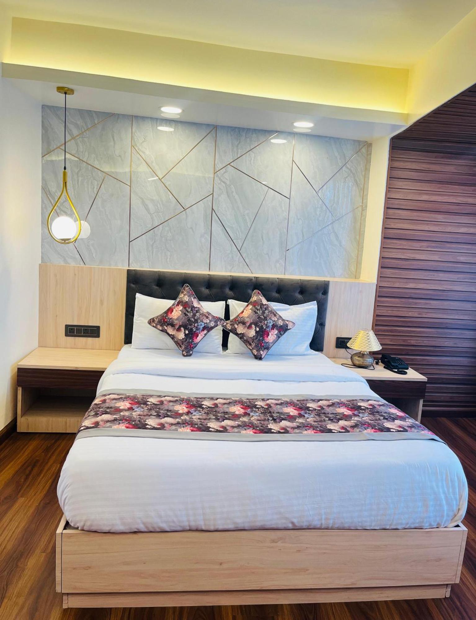 Luxury Stay At Hotel Broadway Boutique Mall Road Chowrasta Near Mahakal Temple Дарджилинг Экстерьер фото