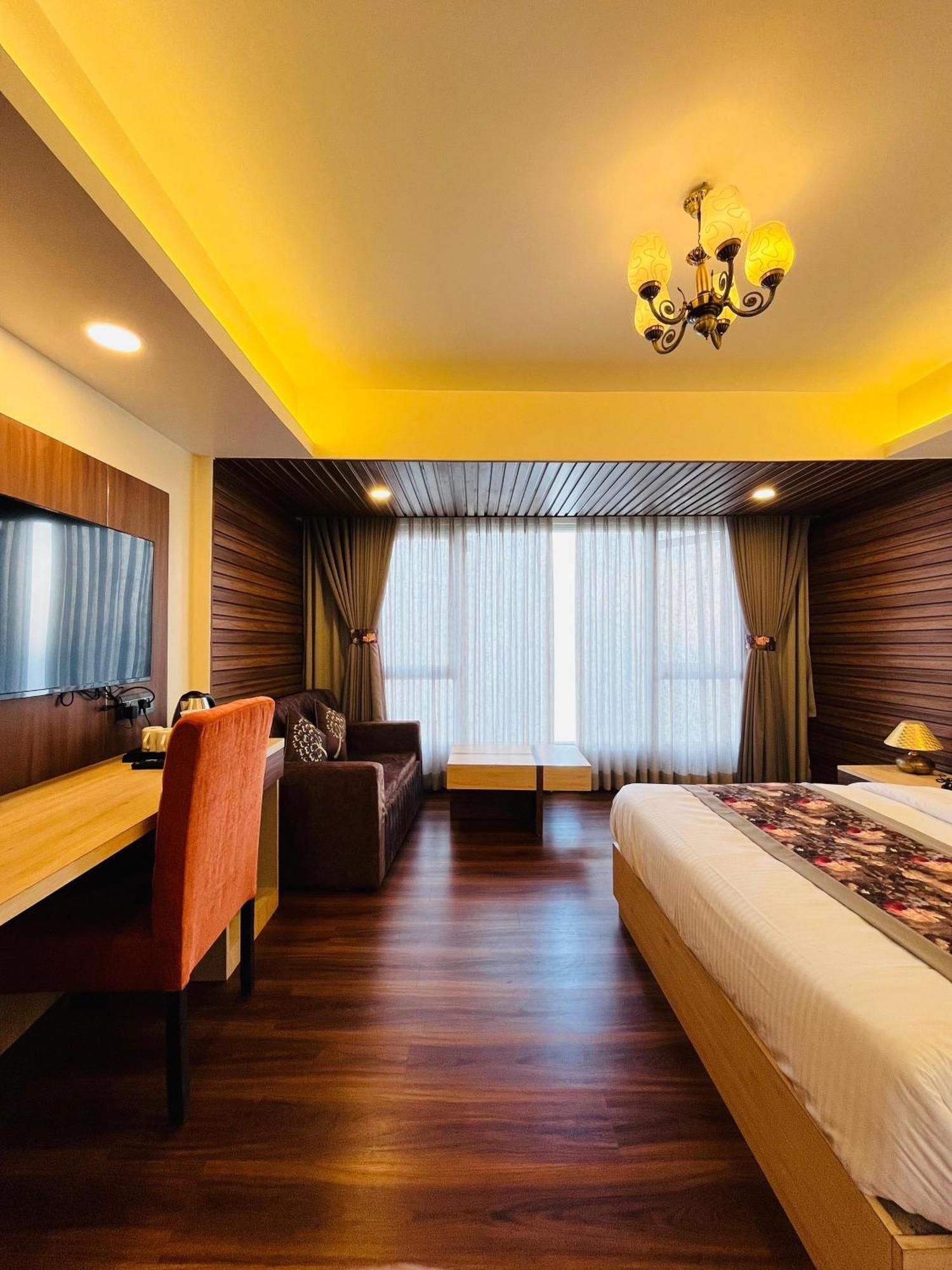 Luxury Stay At Hotel Broadway Boutique Mall Road Chowrasta Near Mahakal Temple Дарджилинг Экстерьер фото