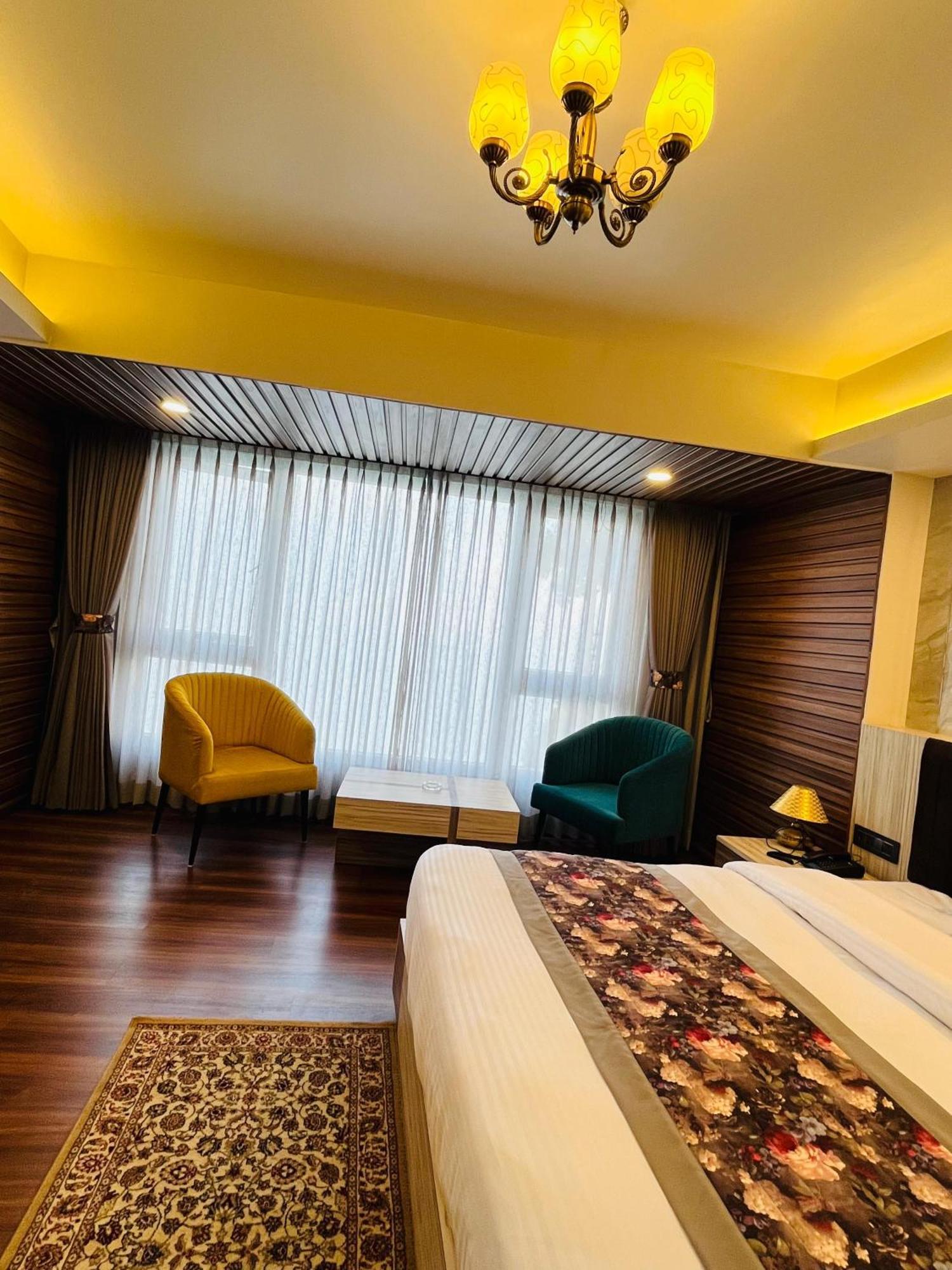 Luxury Stay At Hotel Broadway Boutique Mall Road Chowrasta Near Mahakal Temple Дарджилинг Экстерьер фото