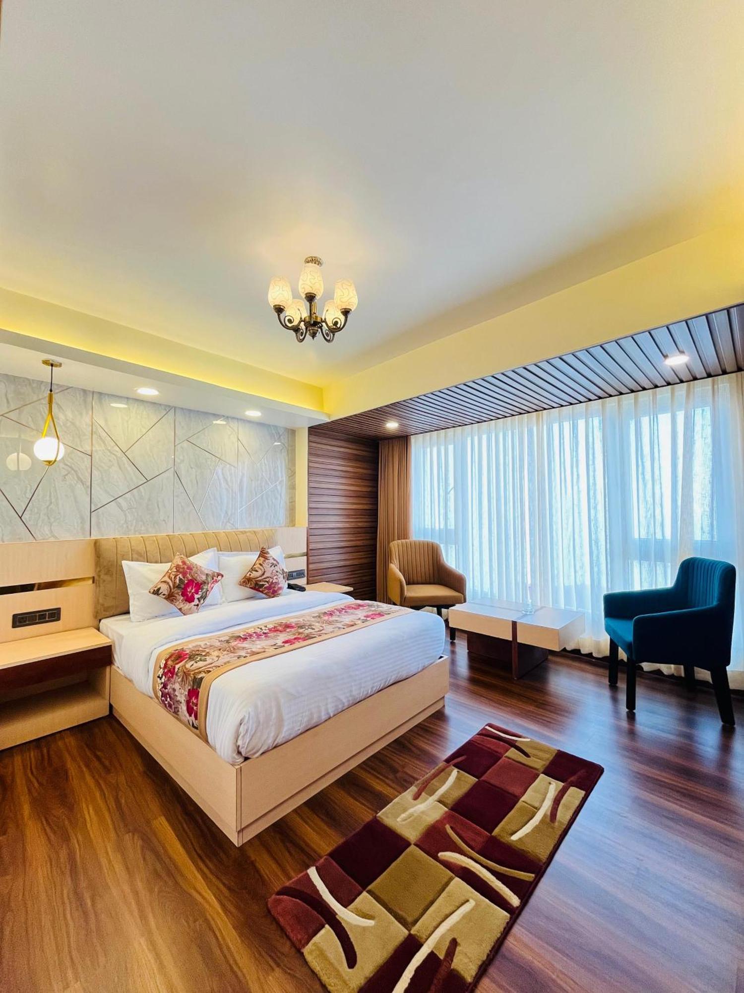 Luxury Stay At Hotel Broadway Boutique Mall Road Chowrasta Near Mahakal Temple Дарджилинг Экстерьер фото