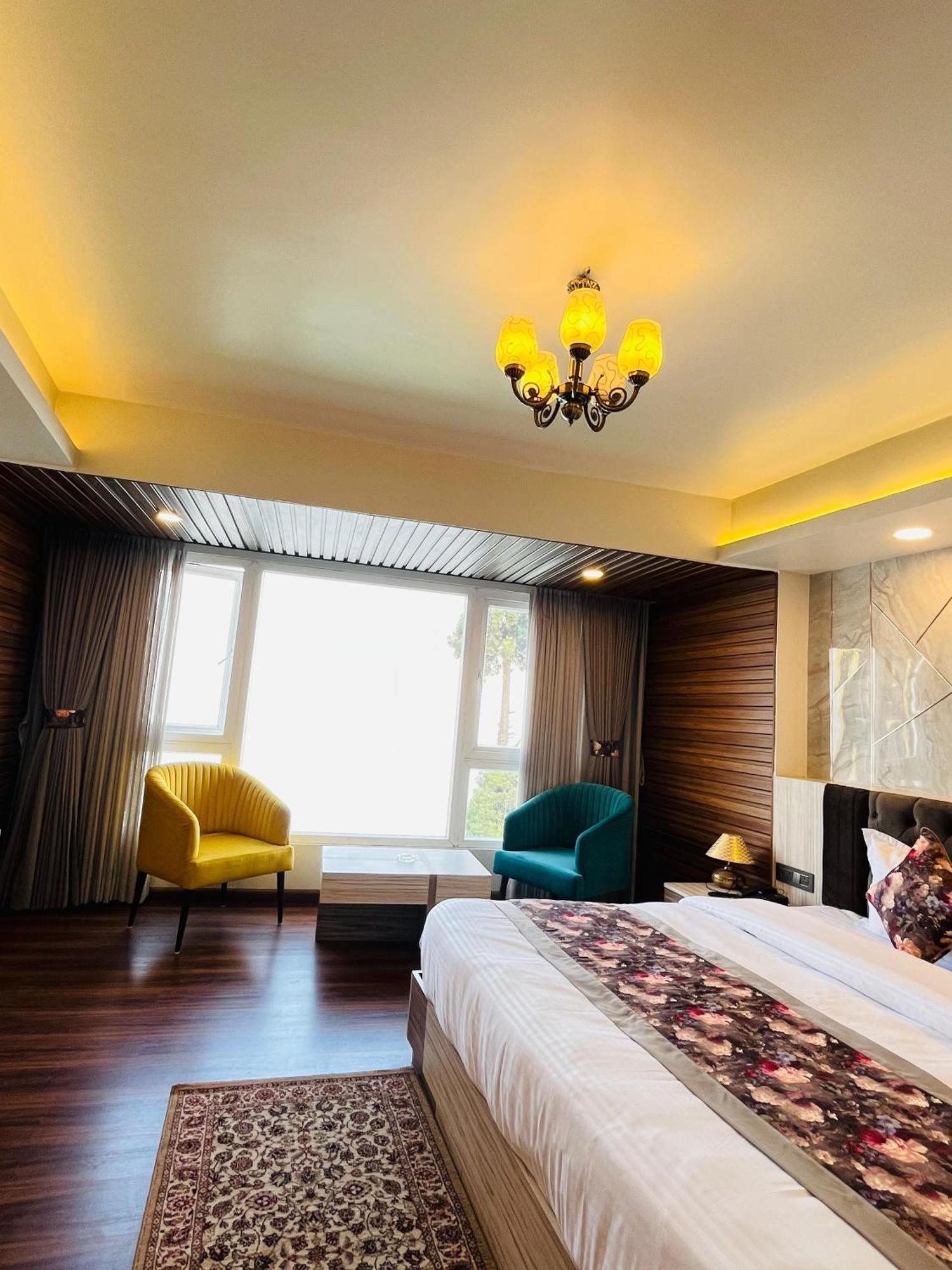Luxury Stay At Hotel Broadway Boutique Mall Road Chowrasta Near Mahakal Temple Дарджилинг Экстерьер фото