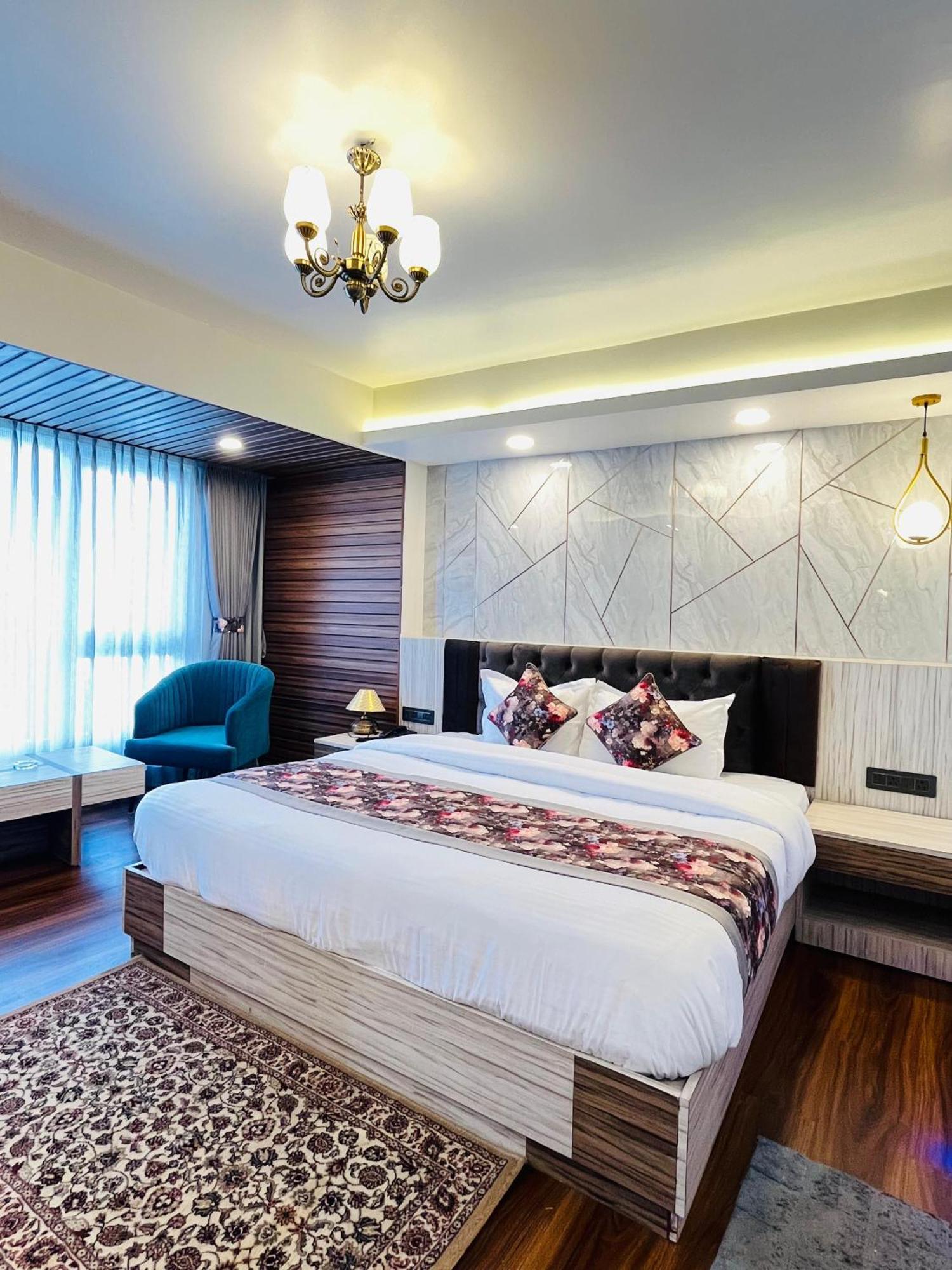 Luxury Stay At Hotel Broadway Boutique Mall Road Chowrasta Near Mahakal Temple Дарджилинг Экстерьер фото
