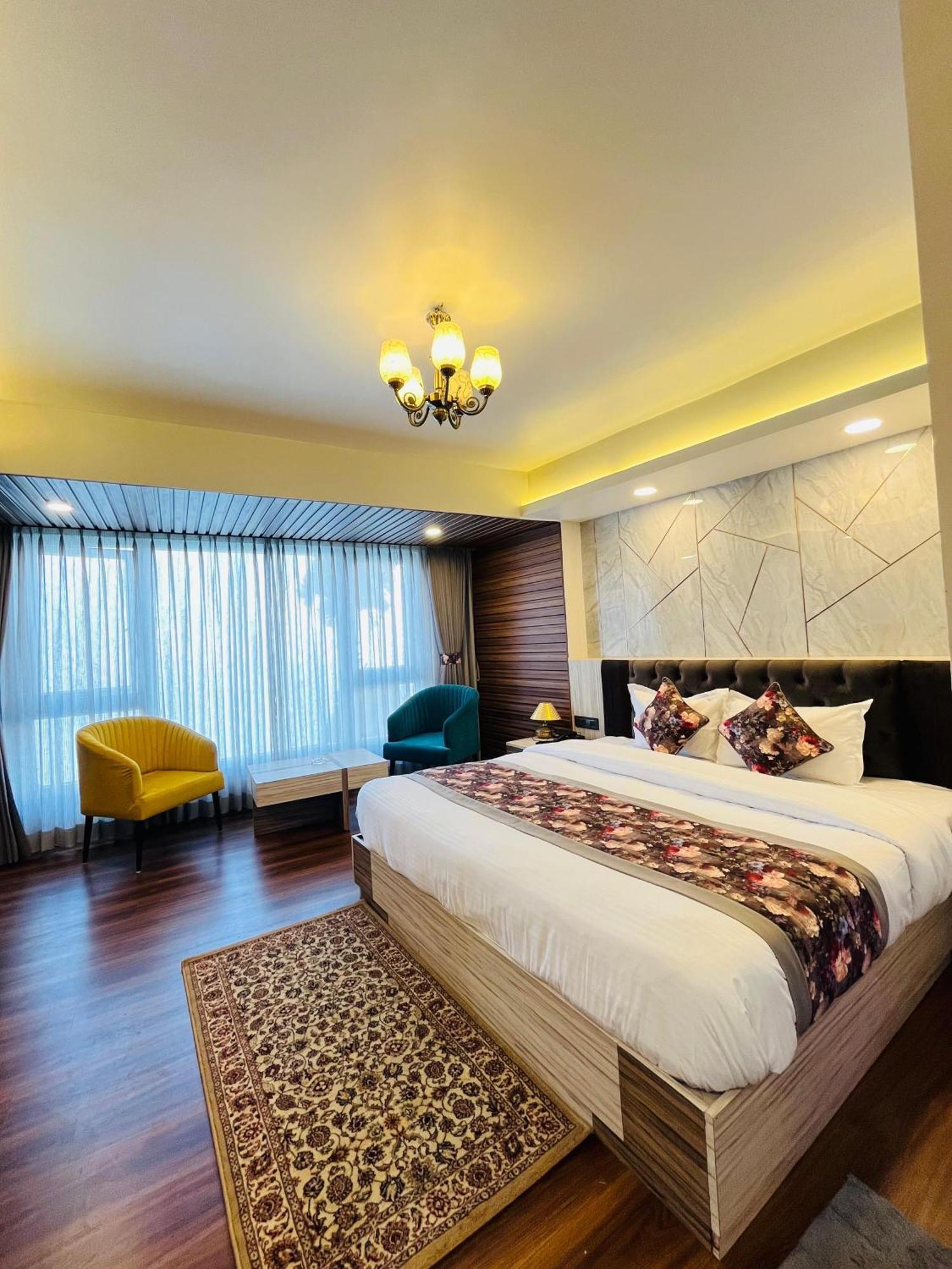Luxury Stay At Hotel Broadway Boutique Mall Road Chowrasta Near Mahakal Temple Дарджилинг Экстерьер фото