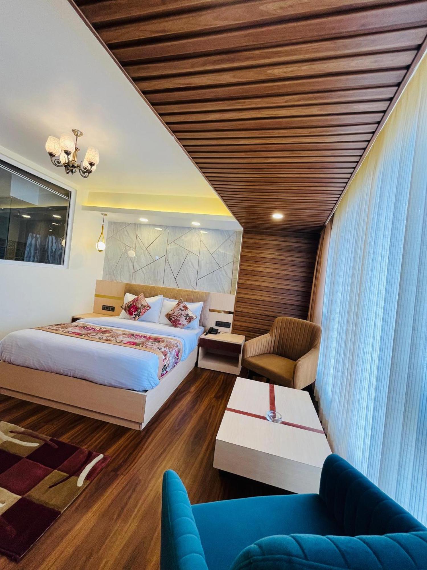 Luxury Stay At Hotel Broadway Boutique Mall Road Chowrasta Near Mahakal Temple Дарджилинг Экстерьер фото