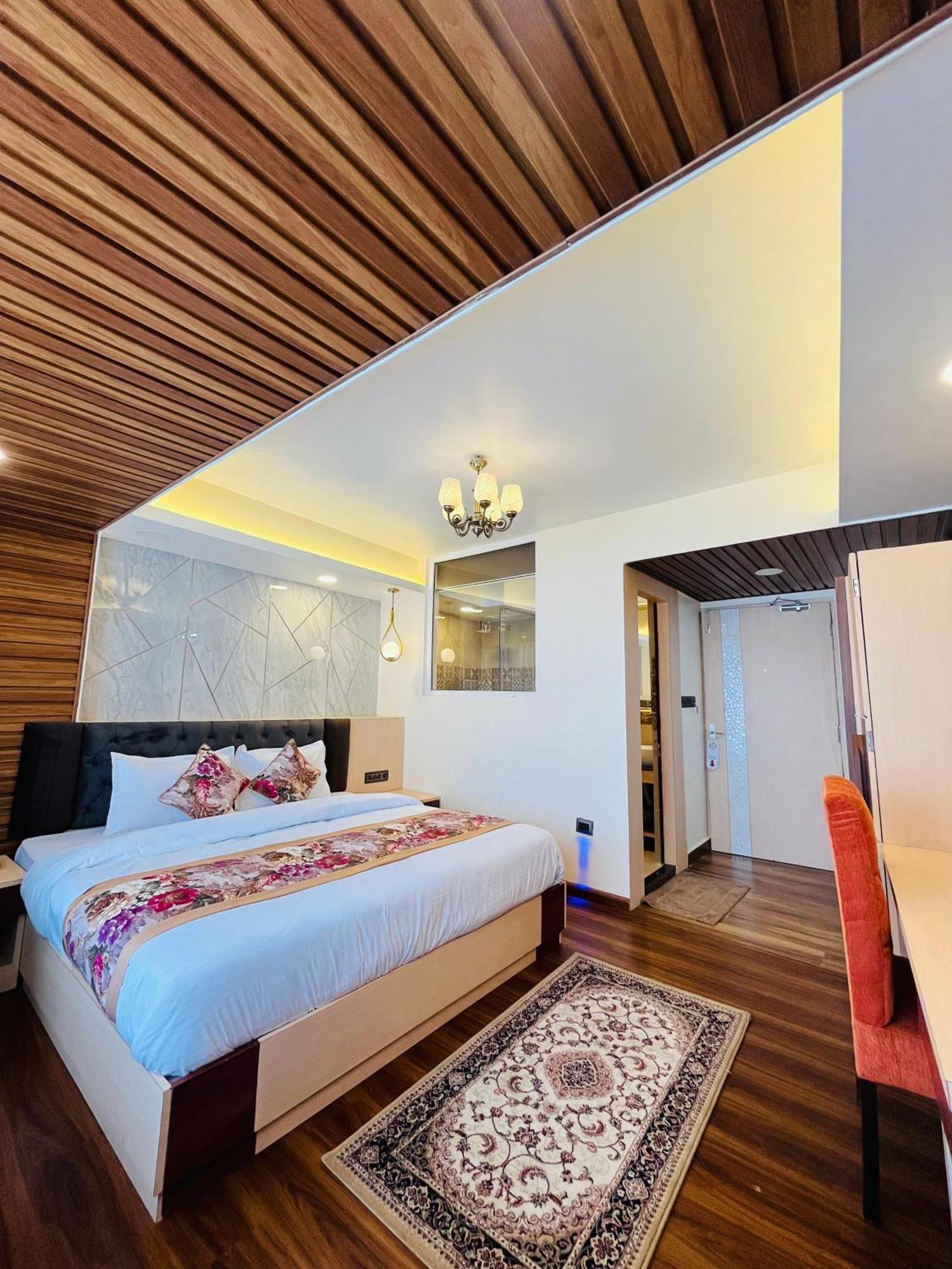 Luxury Stay At Hotel Broadway Boutique Mall Road Chowrasta Near Mahakal Temple Дарджилинг Экстерьер фото