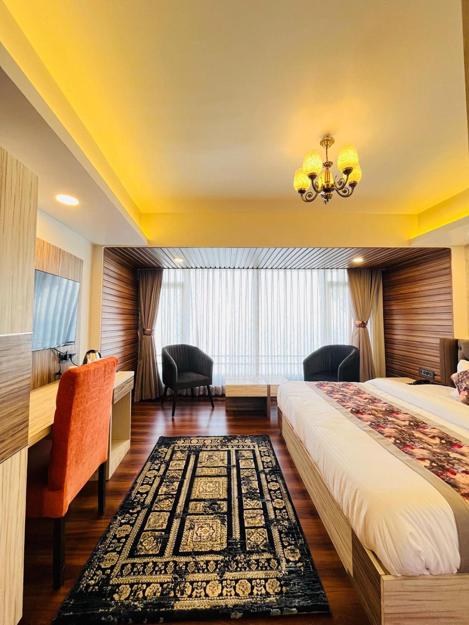 Luxury Stay At Hotel Broadway Boutique Mall Road Chowrasta Near Mahakal Temple Дарджилинг Экстерьер фото