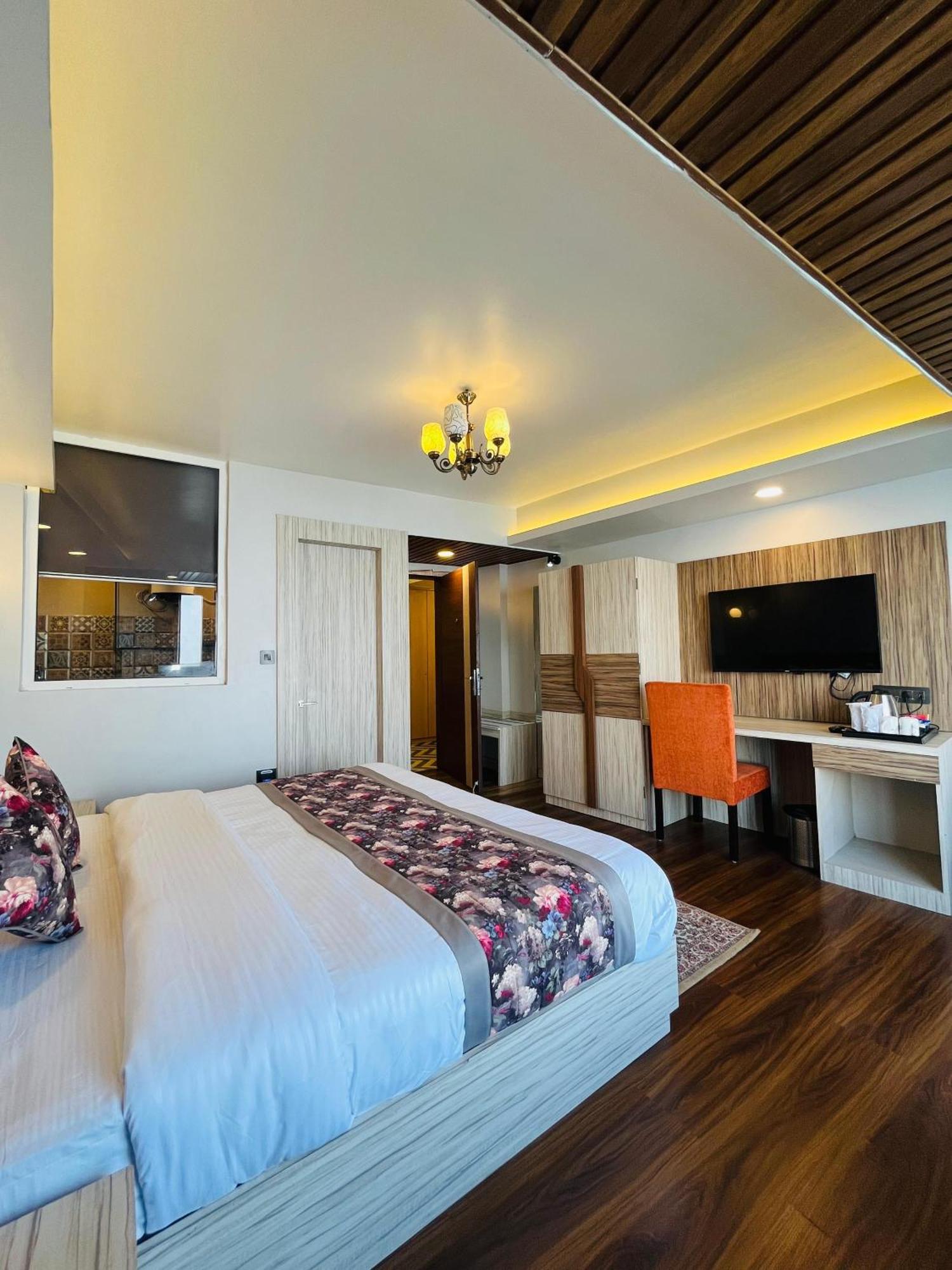 Luxury Stay At Hotel Broadway Boutique Mall Road Chowrasta Near Mahakal Temple Дарджилинг Экстерьер фото