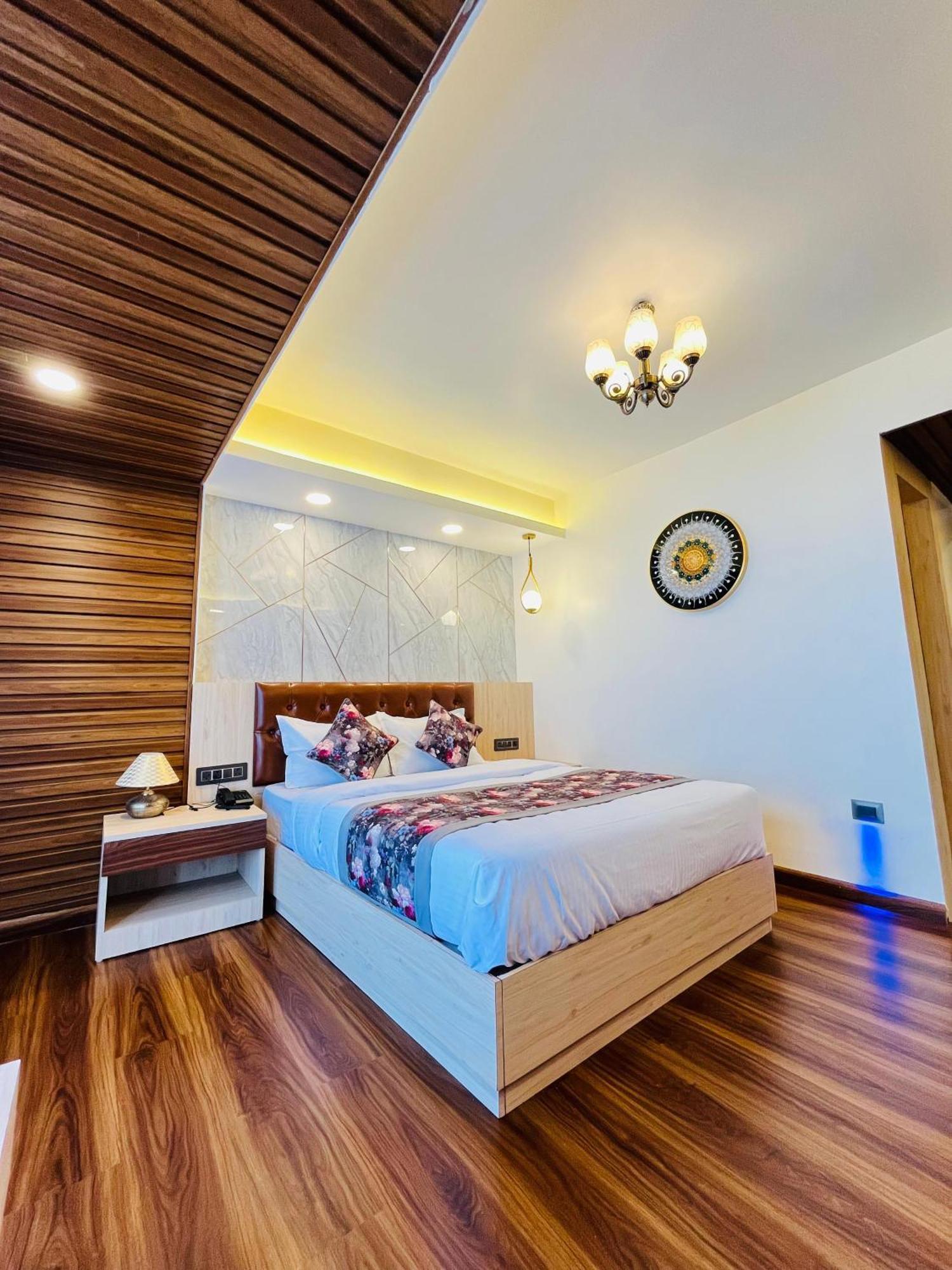 Luxury Stay At Hotel Broadway Boutique Mall Road Chowrasta Near Mahakal Temple Дарджилинг Экстерьер фото
