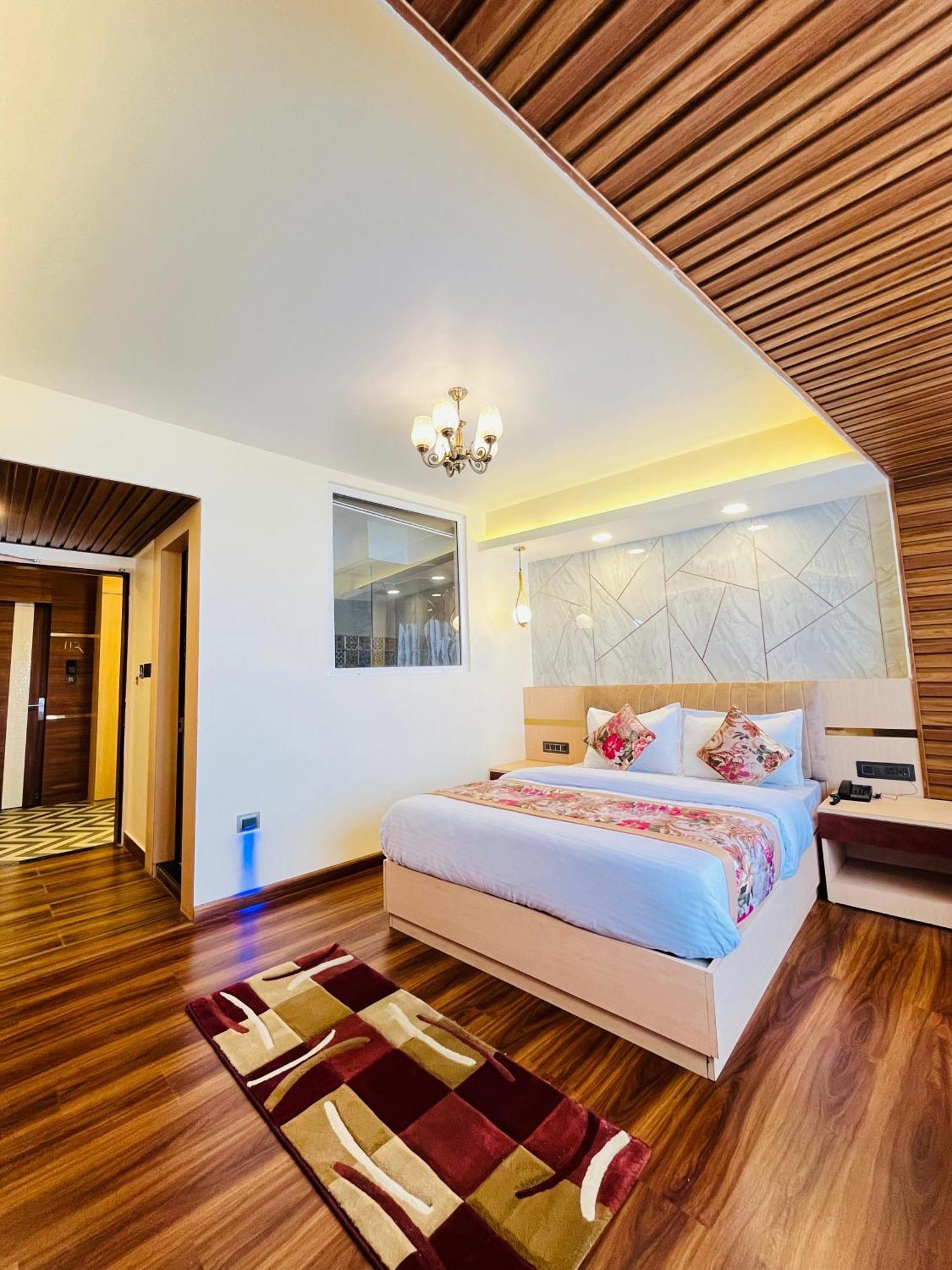 Luxury Stay At Hotel Broadway Boutique Mall Road Chowrasta Near Mahakal Temple Дарджилинг Экстерьер фото