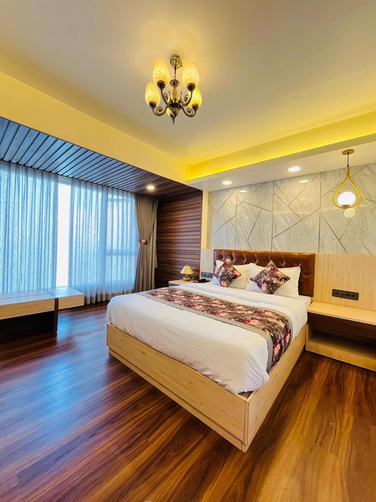 Luxury Stay At Hotel Broadway Boutique Mall Road Chowrasta Near Mahakal Temple Дарджилинг Экстерьер фото