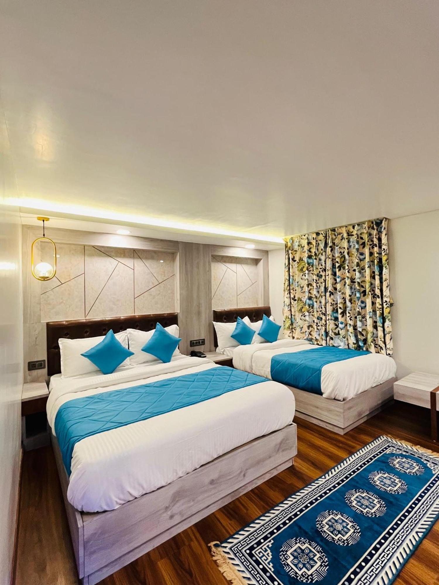 Luxury Stay At Hotel Broadway Boutique Mall Road Chowrasta Near Mahakal Temple Дарджилинг Экстерьер фото