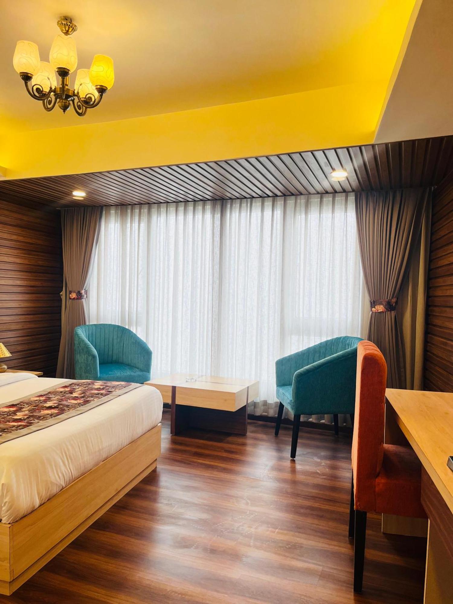 Luxury Stay At Hotel Broadway Boutique Mall Road Chowrasta Near Mahakal Temple Дарджилинг Экстерьер фото