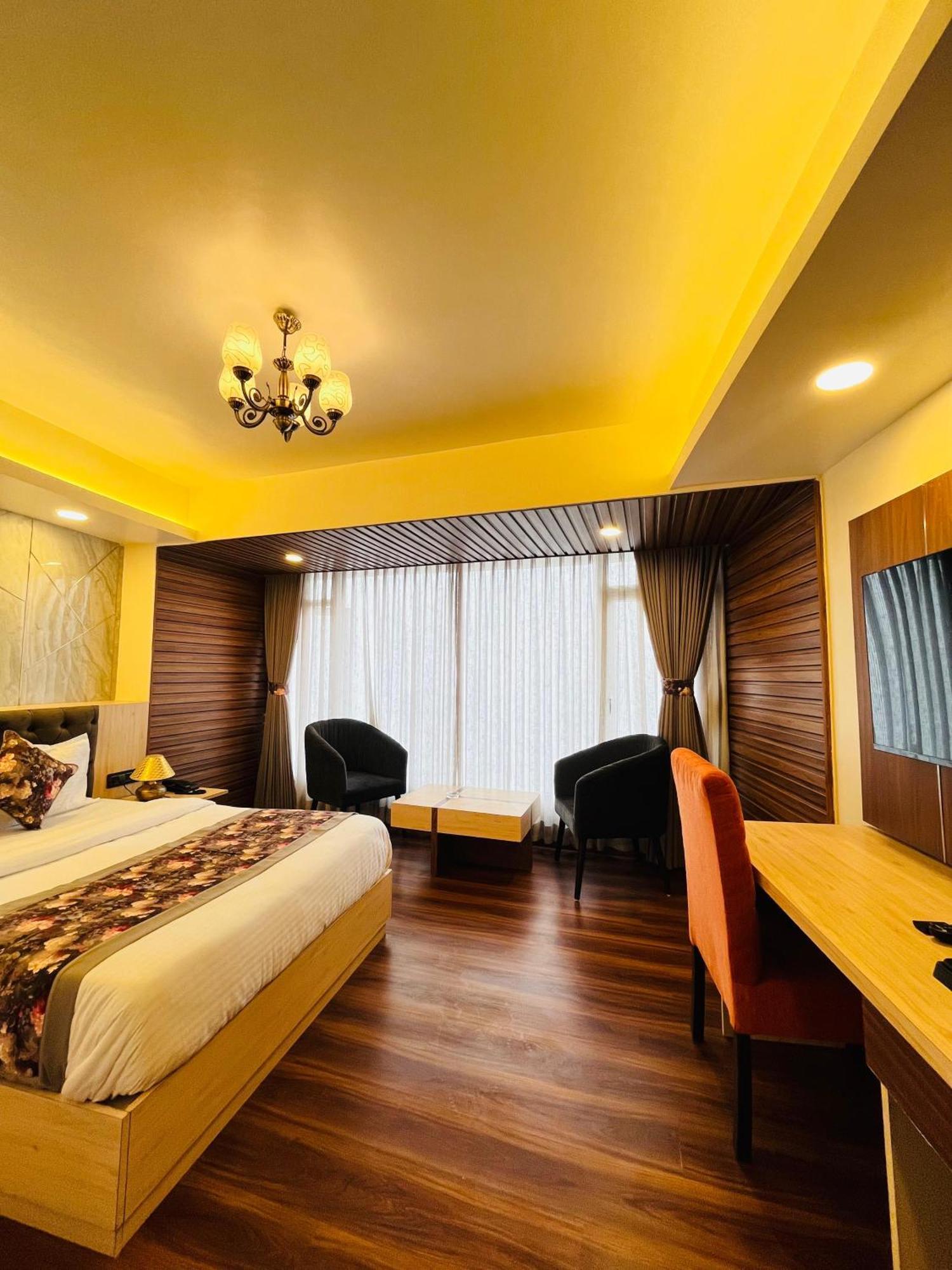 Luxury Stay At Hotel Broadway Boutique Mall Road Chowrasta Near Mahakal Temple Дарджилинг Экстерьер фото