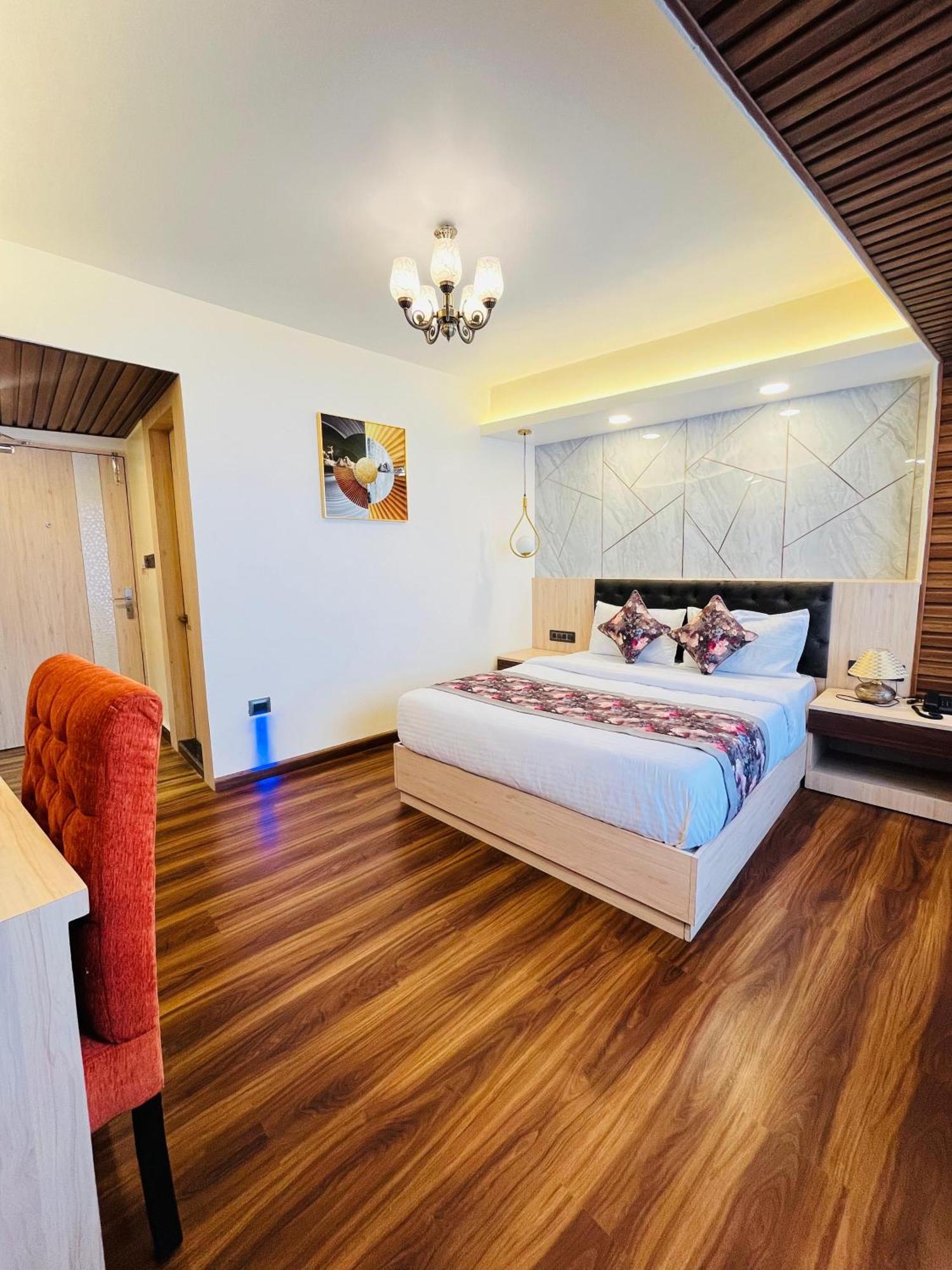 Luxury Stay At Hotel Broadway Boutique Mall Road Chowrasta Near Mahakal Temple Дарджилинг Экстерьер фото