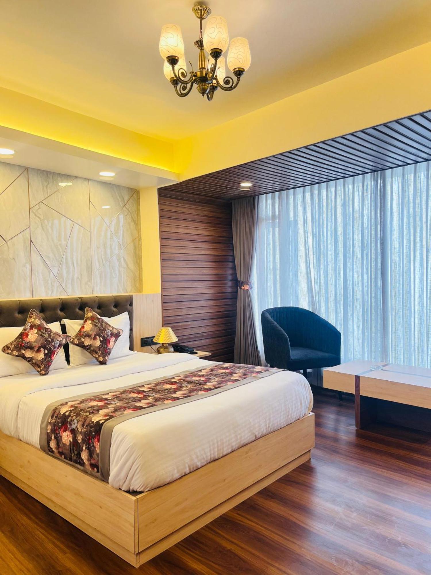 Luxury Stay At Hotel Broadway Boutique Mall Road Chowrasta Near Mahakal Temple Дарджилинг Экстерьер фото