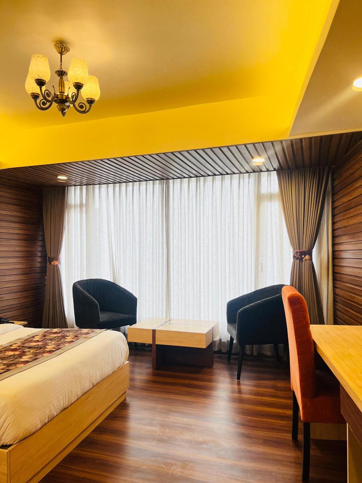 Luxury Stay At Hotel Broadway Boutique Mall Road Chowrasta Near Mahakal Temple Дарджилинг Экстерьер фото