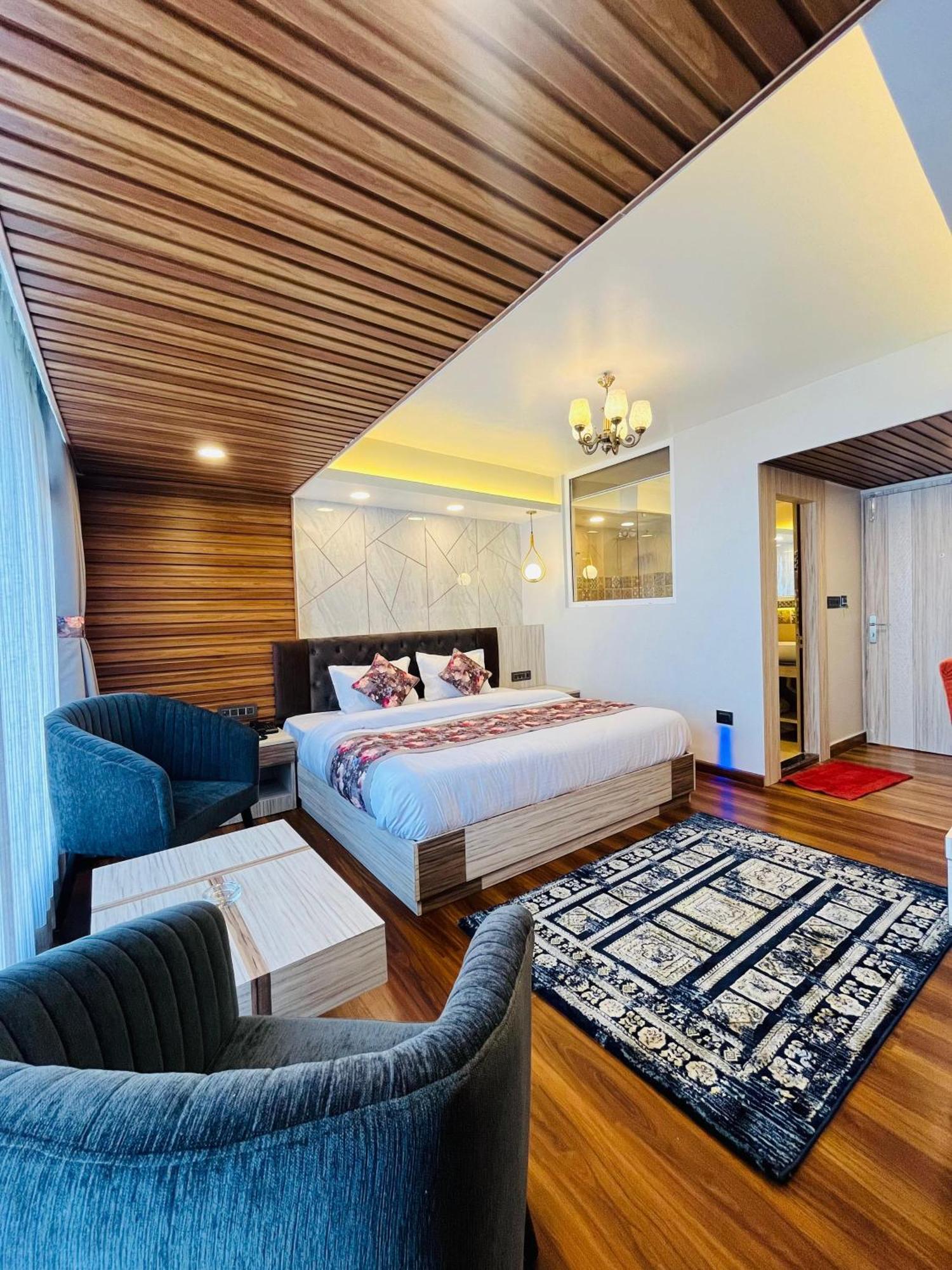 Luxury Stay At Hotel Broadway Boutique Mall Road Chowrasta Near Mahakal Temple Дарджилинг Экстерьер фото